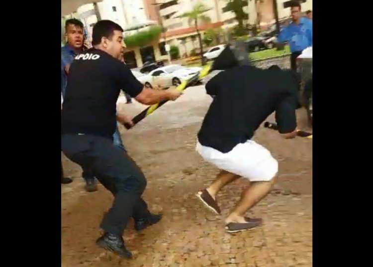 Segurança se desentendeu com dois homens em frente a hotel de alto padrão | Foto: Reprodução