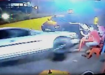 Carro desgovernado bate em moto e mata duas pessoas em Anápolis| Foto: Imagens de segurança