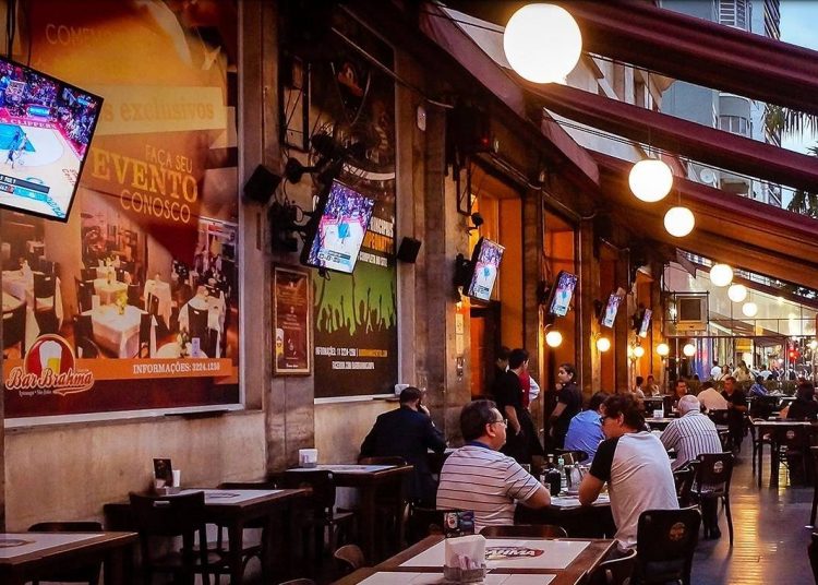 Mulher foi morta a tiros com o filho no colo na porta de um bar| Foto: Imagem meramente ilustrativa