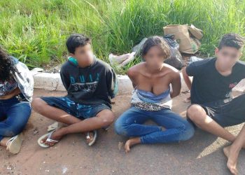 Adolescentes são apreendidos com carro e objetos furtados no Parque Anhanguera| Foto: Divulgação/Polícia Militar