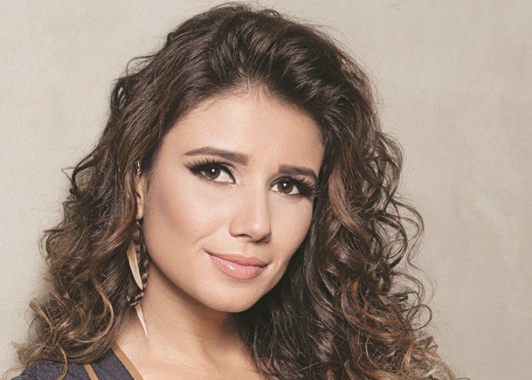 Cantora Paula Fernandes revelou a um programa que seu primeiro beijo foi aos 19 anos| Foto: Reprodução