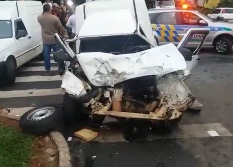 Porsche e Fiorino colidem em Goiânia e vítima fica presa nas ferragens| Foto: Gefferson de Paula/Insagram @geffboy