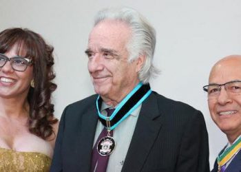 Professor Alcides recebe homenagem em evento nacional| Foto: Divulgação