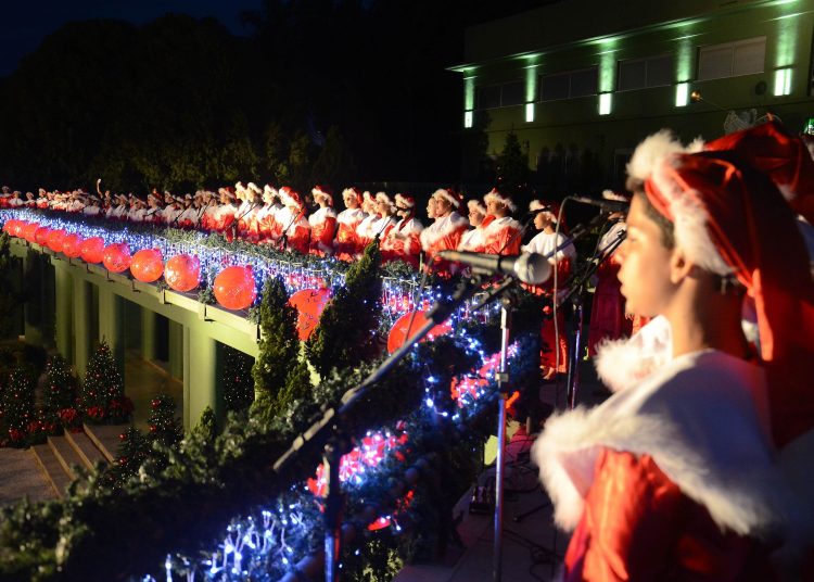 Show de natal na Praça Cívica reúne milhares de pessoas| Foto: Divulgação