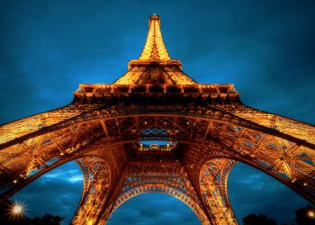 Clientes de shopping da capital são transportados para a Torre Eifel| Foto: Divulgação