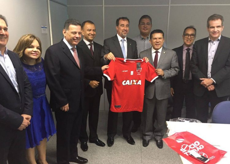 Governador Marconi Perillo (PSDB), presidente do Vila Nova Ecival Martins, conselheiro colorado Sizenando Ferro, suplente de deputado federal Sandes Júnior (PP) e secretário estadual de Saúde Leonardo Vilela (PSDB). No centro, o presidente da Caixa Gilberto Magalhães Occhi segura a camisa do Tigre já com o patrocínio estampado | Foto: Diário do Estado
