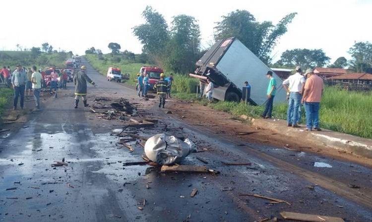 Batida frontal entre carretas deixa vítima fatal na BR-153 | Foto: Bombeiros