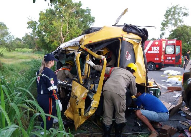 Funcionário dos Correios se envolve em acidente e fica gravemente ferido| Foto: Reprodução/ Corpo de Bombeiros