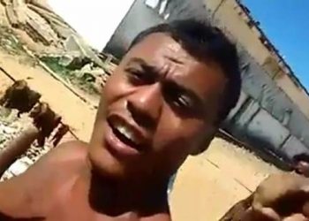 Vídeo mostra presos de Alcaçuz supostamente queimando corpos em fogueiras| Foto: Reprodução/YouTube