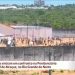 19/01/2017 10h34 - Atualizado em 19/01/2017 14h21 Presos de Alcaçuz entram em confronto; há mortos e feridos, diz PM Conflito aconteceu após detentos voltarem a ocupar os telhados. Penitenciária, a maior do RN, foi palco de matança no fim de semana. Do G1 RN FACEBOOK Presos da Penitenciária Estadual de Alcaçuz, maior presídio do Rio Grande do Norte, entraram em confronto na manhã desta quinta-feira (19). Após subirem em telhados dos pavilhões, membros de duas facções se enfrentaram. Pedras, barras de ferro e vigas de madeira são arremessadas de um lado a outro. Há mortos e feridos, segundo a PM --uma ambulância socorreu um detento baleado. A Polícia Militar está na área externa da unidade. Do alto das guaritas, policiais fizeram disparos na tentativa de conter a confusão. Confronto entre presos em Alcaçuz (Foto: Reprodução/TV Globo) Confronto entre presos em Alcaçuz (Foto: Reprodução/TV Globo) O repórter Ítalo Di Lucena, da Inter TV Cabugi, está na área externa de Alcaçuz. Ele informa que há fumaça na parte interna, barulhos de tiros e de quebra-quebra no local. Por volta das 11h30 (horário de Brasília) o helicóptero Potiguar I, da secretaria de Segurança Pública do estado, chegou ao local para auxiliar na operação. Durante o confronto, os presos abandonaram as barricadas que haviam montado para se proteger e foram em direção à facção rival, atirando objetos. Foi possível ver detentos aparentemente feridos sendo transportados em carrinhos de carga. Por volta das 13h (horário de Brasília), a situação estava mais calma. Os grupos em confronto haviam voltado para as barricadas e telhados dos pavilhões, mas ainda lançavam objetos um contra o outro e trocavam ameaças. A polícia permanecia na área externa do presídio, onde parentes dos presos buscavam informações. A dona de casa Jéssica de Oliveira, de 26 anos, afirma que o marido lhe contou, pelo telefone, ter sido ferido na perna. "O Estado não pode deixar todo mundo assistir a nossos maridos morrerem desse jeito", disse. Na quarta-feira (18), 220 membros da facção criminosa Sindicato do RN foram retirados de Alcaçuz, para evitar o confronto com presos do Primeiro Comando da Capital (PCC) que estão no presídio. Ainda há, entretanto, membros do Sindicato no local, além de detentos que não são ligados a nenhuma facção. No total, há cerca de 1,2 mil detentos em Alcaçuz, quase o dobro da capacidade. No último fim de semana, presos do PCC invadiram a área onde ficam os integrantes do Sindicato do RN. No confronto, 26 detentos morreram. Desde a última terça-feira (17), a prisão se tornou um verdadeiro cenário de guerra