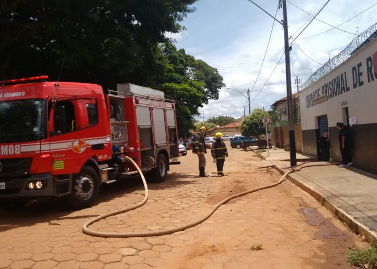 Presos fazem rebelião em unidade prisional de Rubiataba| Foto: Reprodução/Corpo de Bombeiros
