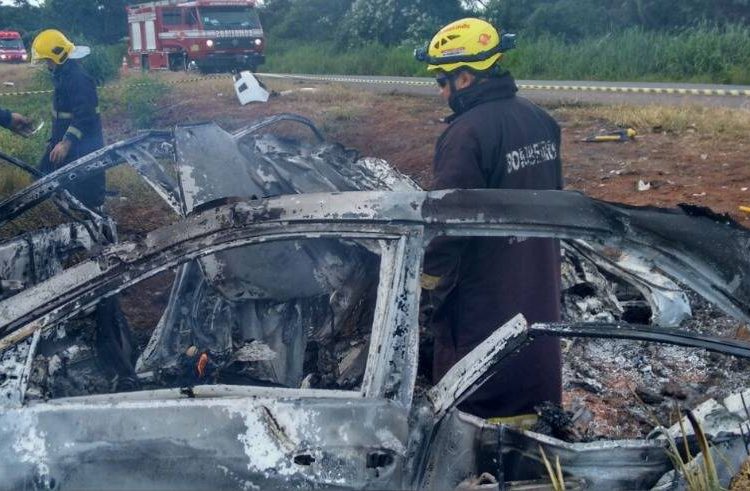 As vítimas estavam em um Toyota Corolla, quando a mulher, que conduzia o veículo, invadiu a pista contrária e colidiu frontalmente com uma carreta Volvo