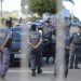 Mulheres e familiares de policiais permanecem na saída do Comando Geral da Polícia Militar de Vitória e impedem a saída dos militaresTânia Rêgo/Agência Brasil