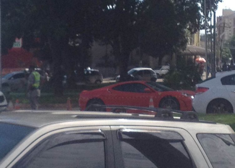 Ferrari cai na blitz e dono, com habilitação vencida, deve mais de R$ 19 mil para o Estado | Foto: Leitor