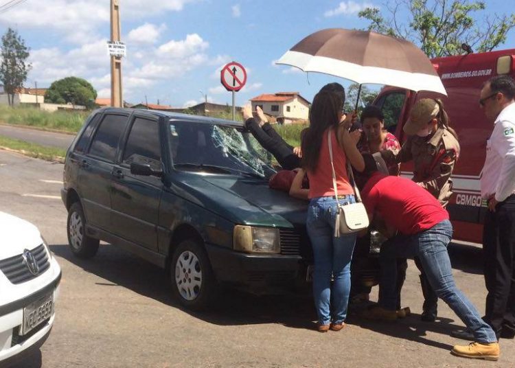 Mulher quebrou a perna ao ser arremessada sobre o capô de carro | Foto: Pablo Rodrigues/Leitor do Folha Z