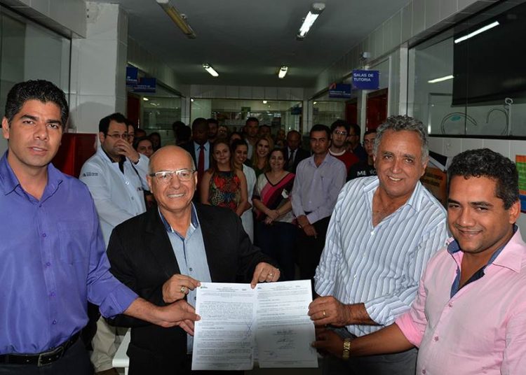 Professor Alcides e prefeito Divino Lemes assinam convênio entre Prefeitura de Senador Canedo e Unifan | Foto: