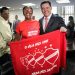 Joelma Fernandes, a Nega Brechó, torcedora-símbolo do Tigrão, e governador Marconi Perillo | Foto: Divulgação/Governo de Goiás