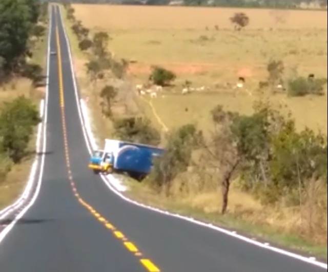 Caminhão cai em ribanceira em rodovia goiana.