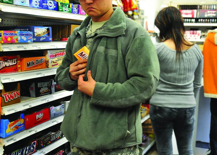 Homem teria tentado furtar barra de chocolate avaliada em R$ 4,99 | Foto: Reprodução