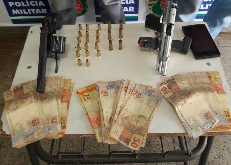 Com os criminosos foram apreendidas uma pistola calibre 380 e um revólver calibre 38, além de R$ 3.000 em dinheiro e um aparelho de telefone celular, produtos do roubo | Foto: Divulgação/PM