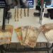 Com os criminosos foram apreendidas uma pistola calibre 380 e um revólver calibre 38, além de R$ 3.000 em dinheiro e um aparelho de telefone celular, produtos do roubo | Foto: Divulgação/PM