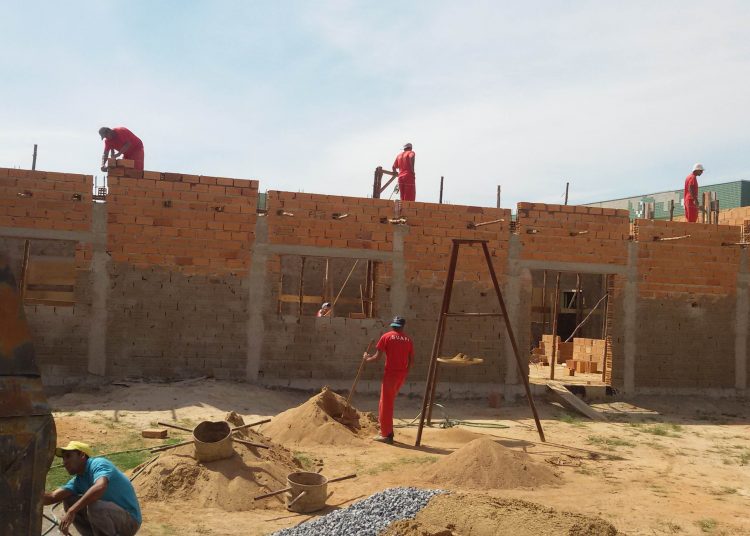 Detentos de Araxá (MG) trabalham em obras do Hospital Casa do Caminho | Foto: Ilutrativa/Seds