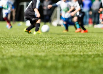 Aulas de futebol, natação e capoeira são ministradas gratuitamente no Clube do Povo | Foto: Ilustrativa