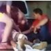 Homem foi levado até o hospital na carroceria de caminhonete | Foto: Leitor/WhatsApp