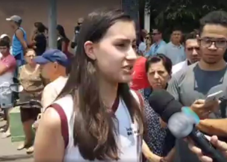 Aluna de 13 anos relata como foi a tragédia no Colégio Goyases, em Goiânia | Foto: Reprodução / Live Folha Z