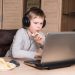Criança jogando no computador | Imagem ilustrativa