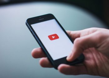 Assistir vídeo no YouTube pelo celular | Imagem ilustrativa