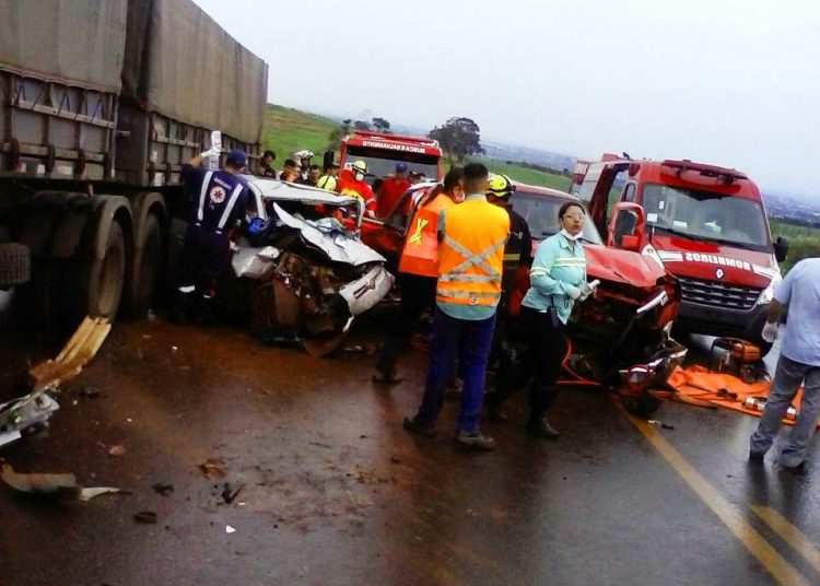 Idoso perdeu o controle de caminhonete em aquaplanagem, bateu em carro e carreta e morreu na BR-452 | Foto: Leitor/ WhatsApp