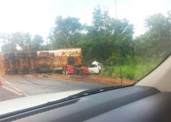 Via foi interditada entre Anápolis e Goiânia após capotamento na BR-153 | Foto: Leitor / WhatsApp