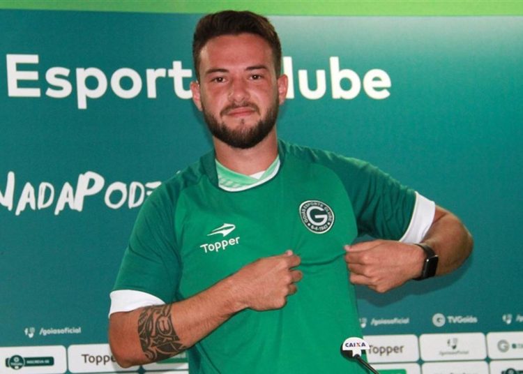 Meia Giovanni foi apresentado como reforço no Goiás | Foto: Rosiron Alves