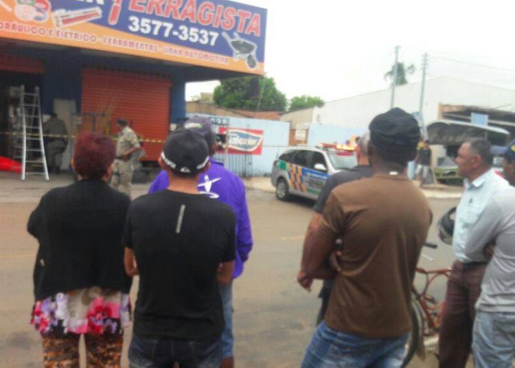 Jovem é baleado e morre enquanto trabalhava na ferragista do pai em Trindade | Foto: Leitor / WhatsApp