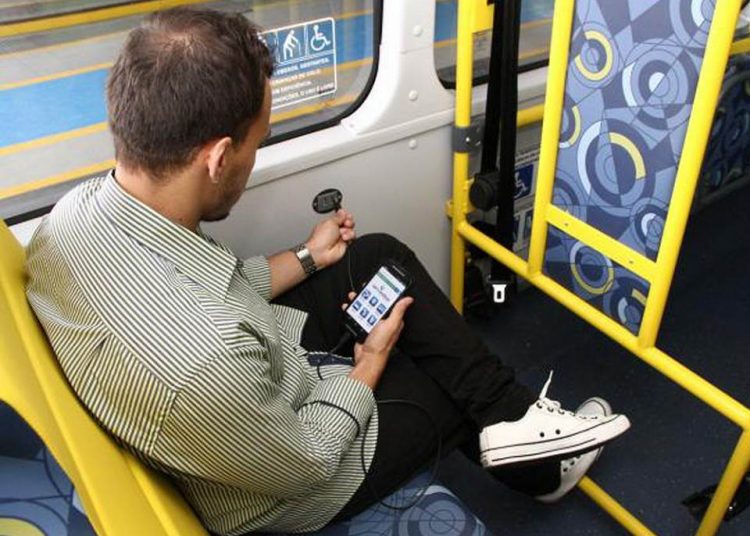 Tomadas em ônibus de Goiânia podem ser obrigatórias caso proposta seja aprovada | Foto: Ilustrativa