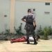 Revoltados com assalto, populares detêm ladrão no Pq Amazônia, em Goiânia | Foto: Leitor / WhatsApp