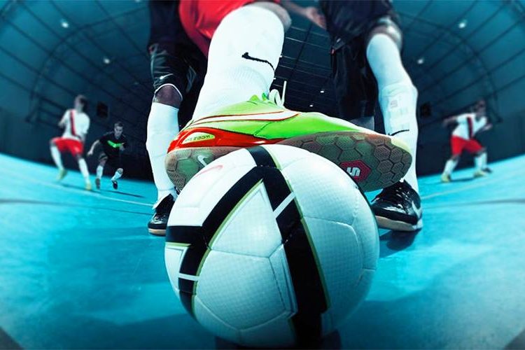 Decisão da Fifa gerou polêmica: entidade resolveu liberar a cobrança de laterais e escanteios com as mãos no futsal | Foto: Reprodução