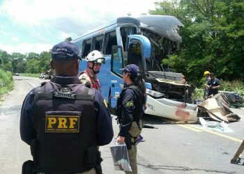 Carreta bate em ônibus que seguia para Goiânia e deixa 8 mortos | Foto: PRF