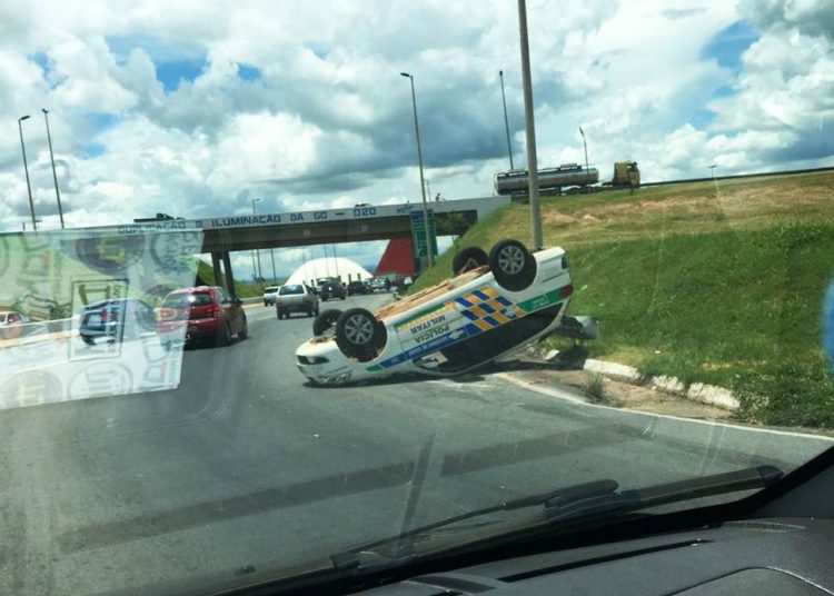 Viatura da PM capota na GO-020, próximo ao Carrefour, em Goiânia | Foto: Leitor / WhatsApp