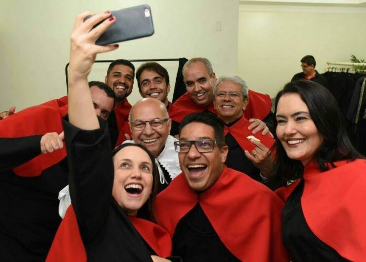 Professor Alcides celebra colação de grau de 13 cursos da Unifan | Foto: Divulgação