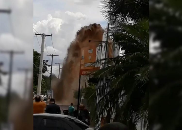 Adutora estourada no Setor Negrão de Lima | Foto: WhatsApp