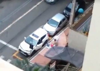 Vizinho flagra momento em que PM frustra tentativa de assalto em Goiânia | Foto: Reprodução