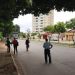 Passageiros aguardam ônibus na rua, no Setor Universitário | Foto: Thiago Araújo