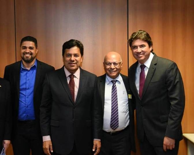 Criação de novo curso de Odontologia em Goiânia é debatida em Brasília. Na foto, diretor da Unifan Divino Eterno, diretor-presidente da instituição Professor Alcides, ministro da Educação Mendonça Filho e senador Wilder Morais | Foto: Divulgação/ Unifan