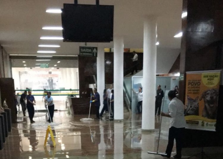 Enxurrada invadiu a Alego durante chuvas fortes em Goiânia na tarde desta quinta-feira, 5 | Foto: Reprodução