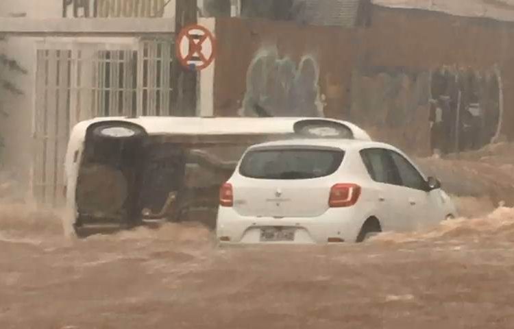 Vídeo mostra capotamento de carro na Av. 85 após temporal | Foto: Thuanny Pires