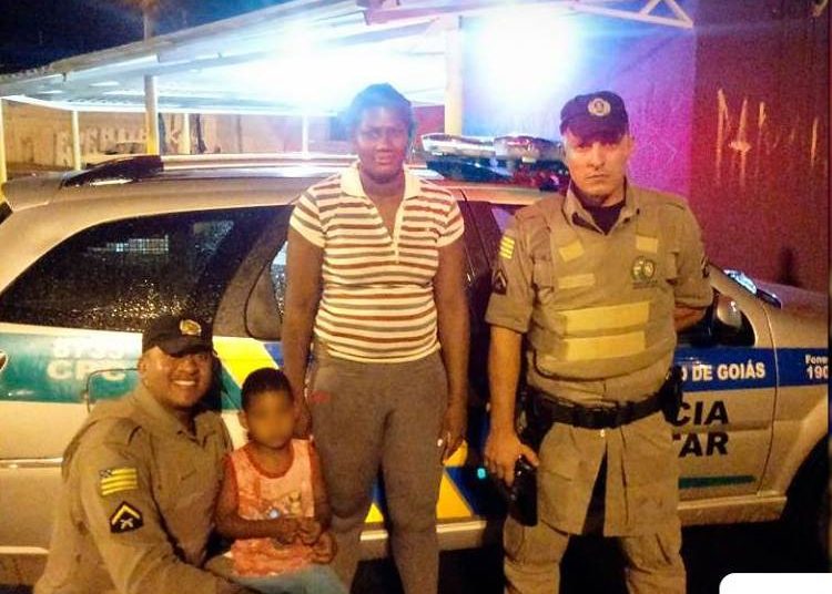 PM resgata criança perdida e a ajuda a encontrar a mãe em Goiânia | Foto: Divulgação/ PMGO