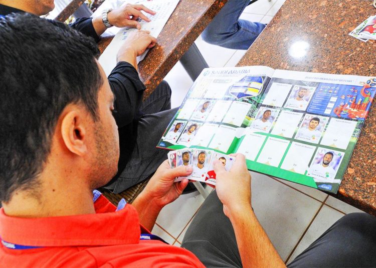 São vários os pontos de troca de figurinhas da copa em Goiânia | Foto: Edilson Rodrigues/Agência Senado