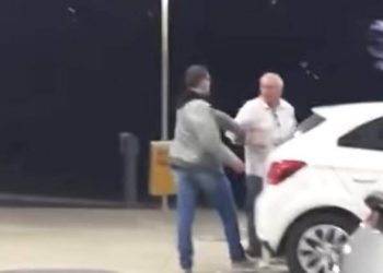 Nas imagens, um idoso aparece discutindo contra um homem, que lhe desfere dois fortes socos | Foto: Reprodução